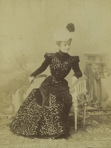 Frankreich Frau Mode alt übergroß Schrank Foto Edgar de Saint-Senoch 1890 - Bild 1 von 3