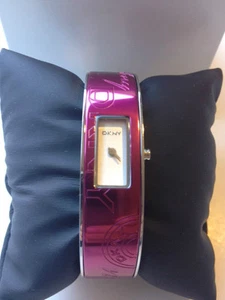 Neu im Karton DKNY St Stahl Beere Aluminium Logo Armreif Damenuhr. NY8293 - Bild 1 von 4