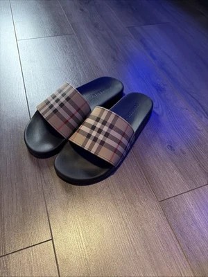 Toboganes Burberry London Foto 1 de 3