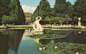Australia Qantas Airlines Issued old postcard aviation, Schonbrunn Castle - Picture 1 of 2