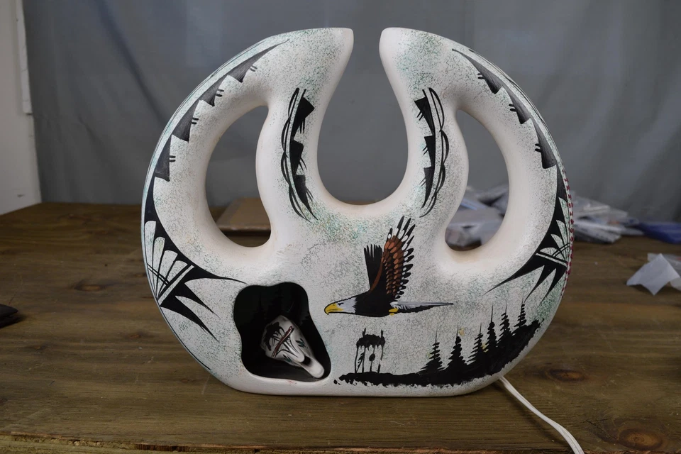 Lámpara de mesa escultural de cerámica pintada a mano vintage del suroeste firmada águila Foto 1 de 4