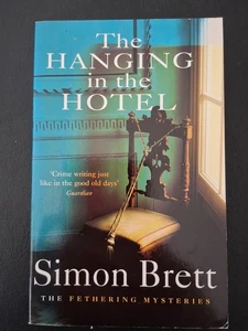 The Hanging in the Hotel (A Fethering Mystery #5) de Simon Brett SC EXC 2005 - Imagen 1 de 3