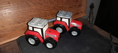 MASSEY-FERGUSON SALIÈRE POIVRE PORCELAINE TRACTEUR  MASSEY COLLECTION  VINTAGE - Photo 1/3
