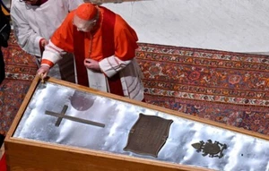 Ataúd sellado funeral del Papa Francisco PÓSTER FOTO IMPRESIÓN BANNER 14634 - Imagen 1 de 1