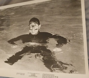 James Bond, Sean connery, Thunderball b&w movie still 8x10 - Picture 1 of 2