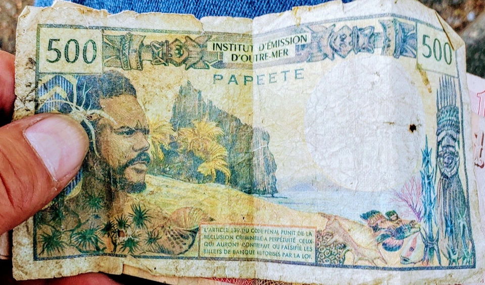 TAHITI CONSEC PAIR OF 500 FRANCS BANKNOTES ND(1985) P.25d Virtually UNCIRCULATED - Image 1 of 1