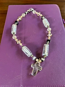 LOVELY VINTAGE FOILED GLASS WEDDING CAKE BEAD NECKLACE GLASS CROSS SILVER CLASP - Picture 1 of 9
