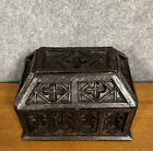 Superbe coffre pour objets précieux style gotique en châtaignier circa 1850