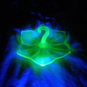 VTG Westmoreland Green URANIUM Glass Flower Lotus Lemon Tray  - Picture 1 of 12