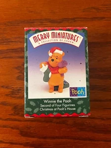 Hallmark Merry Miniatures Winnie The Pooh Weihnachtsfigur 2. von 4 Neu in Box - Bild 1 von 3