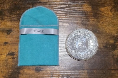 Espejo compacto floral con pergamino ornamentado de plata de ley Towle vintage, con monograma Foto 1 de 3