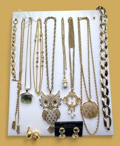 Vintage goldfarbenes Schmuckset Krone Trifari Medaillon Monet unsigniert Ketten klobig - Bild 1 von 15