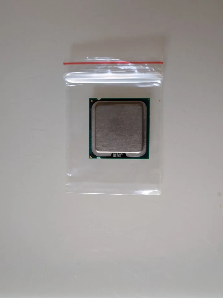 PROCESSORE SOCKET LGA 775 INTEL PENTIUM D 930 DUAL CORE 3,0 GHz  - Immagine 1 di 1
