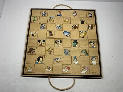 Tablero de ajedrez de viaje plegable de madera de Disney 13,5" x 13,5" raro Foto 1 de 4
