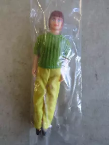 1970'S TONKA WINNEBAGO CAMPER PEOPLE FIGURE MOM/FEMALE YELLOW PANTS GREEN SHIRT - Picture 1 of 2