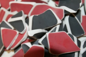 Keramikscherben mit glatter Kante für Mosaikhandwerk, rot schwarz, zweiseitig, 1 bis 3 Zoll - P-2 - Bild 1 von 12