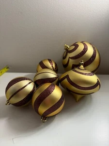 Lote de 6 adornos de bola irrompibles estilo satinado borgoña dorado HERMOSOS - Imagen 1 de 5
