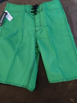 Traje de baño Burnside verde para hombre talla 32. Bolsillo trasero con solapa $12.00 (Precio de venta sugerido por el fabricante: $45.00) Foto 1 de 4
