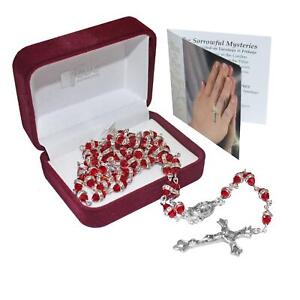 Ensemble perles et cartes chapelet rouge communion dans une boîte cadeau velours