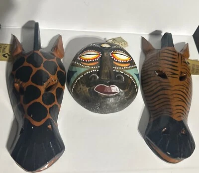 Lote de 3 Máscaras de Madera Tribal, Cebra, Jirafa Talladas Colgantes de Pared Talladas a Mano Bali Foto 1 de 4