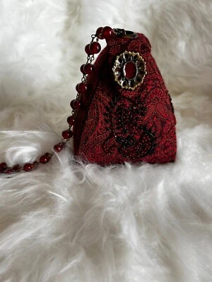 Bolso sin asas pequeño en forma de pirámide triángulo rojo con cuentas de seda único Foto 1 de 4