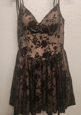 Windsor Beauty Flocked 天鹅绒玫瑰花卉中号 V 领意大利面肩带 — 第 1/4 张图片