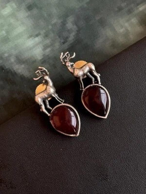 Серьги-гвоздики в форме оленя окисленные - Изображение 1 из 3