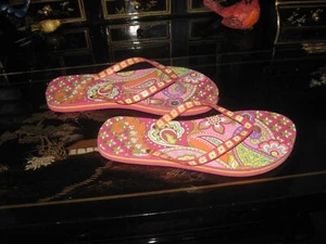 Vera Bradley DAMENGRÖSSE M PINK MULTI PAISLEY BLUMEN FLIP FLOPS Größe 7/8 - Bild 1 von 11