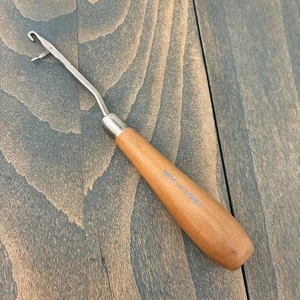 Herramienta de hilo de gancho de cierre de mango de madera vintage para alfombras artesanías hilos Bernat (G9) - Imagen 1 de 4