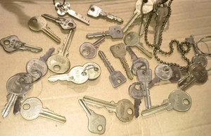 Vintage Job Lot Of Keys mixed union Parkes. squire . legge. Yale see pics  - Picture 1 of 2