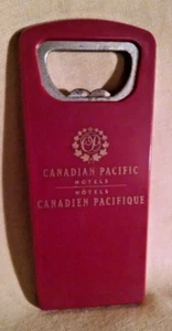 ABRIDOR DE BOTELLAS HOTEL CANADIENSE PACIFIQUE PLÁSTICO ROJO BORGOÑA. - Imagen 1 de 5