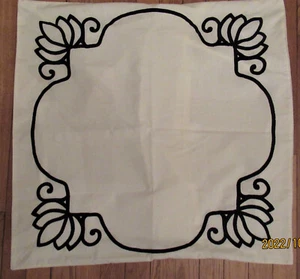 Cuscino euro cotone Laura Ashley Home finta avorio con bordo nero 26X26" - Foto 1 di 4