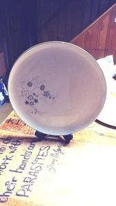 "ANTIGUO PLATO FLORAL BLANCO CREMOSO CON FLORES GRISES Y AZULES BORDE DORADO REDONDO 13" - Imagen 1 de 3