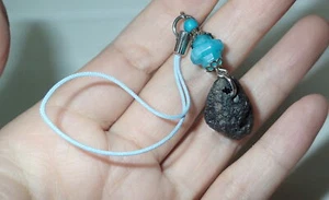 Dije de tectita negra con cuentas de piedras semipreciosas 6,1 gramos 2,1x1,5x1,2 cm - Imagen 1 de 3