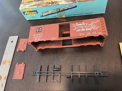 ATHEARN HO MODEL KITS ATSF 40' CARGO TRAIN CAR  in box SUPER CHIEF - Broken Tab - Image 1 of 4