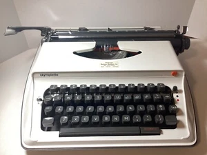 Máquina de escribir portátil Olympiette International modelo S12 de colección con estuche - Imagen 1 de 20