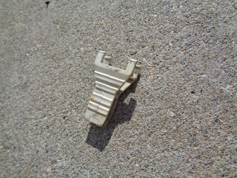 Mercedes-Benz W210 E280 E320 E430 E240 E420 E300 E55 AMG fuse remove tool - Image 1 of 1