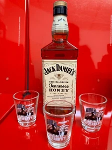 1 x Jack Daniels Honey 0,7L + 3 x Donald Trump Whisky Shotgläser - Bild 1 von 1