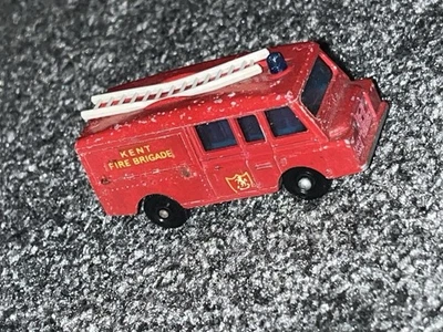 MATCHBOX RW N*57 LAND ROVER FIRE TRUCK #208 - Image 1 of 3