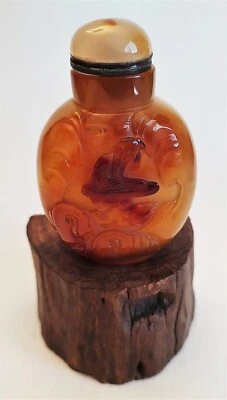 Chinese Agate Snuff Bottle with Monk playing a Zither. Well hollowed - Image 1 of 4