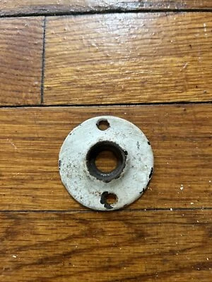 Un pomo de puerta roseta redondo de hierro fundido antiguo de 2" blanco y negro Foto 1 de 4