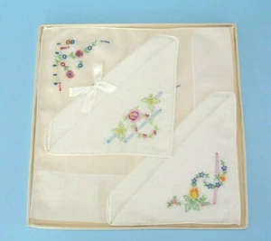 Vintage 50er Jahre 3er Set bestickte Blumen Leinen Taschentücher ~ Neu aus altem Lagerbestand in Box - Bild 1 von 7