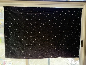 Amazon Basics Pantalla de cortina opaca de ventana portátil con ventosas 78"x50" - Imagen 1 de 18