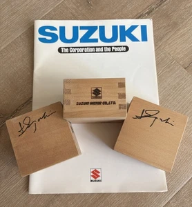 Suzuki Motor Signature Lot 1977 Jitsujiro Suzuki Autogramm Masu Boxen & Prospekt - Bild 1 von 19