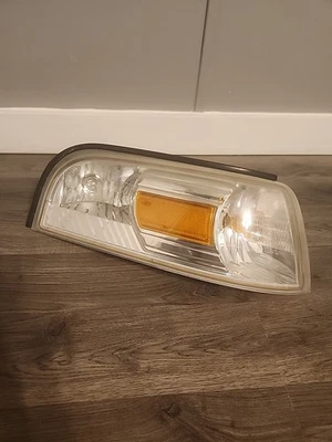Luz marcadora lateral derecha pasajero Mercury Grand Marquis Ford Crown Victoria 06-11 Foto 1 de 2