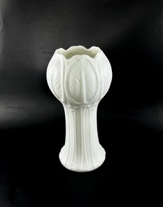 Hutschenreuther Achtziger Mid Century 6,50" weiße Biskuit Vase Jugendstil Blütenblätter - Bild 1 von 6