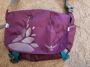 Osprey Flap Jill Courier Messenger Laptop Commuter Bag Purple 17" x 14" x 4" - Imagen 1 de 7