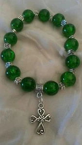 Emerald green Celtic Cross10mm crackle glass bead bracelet Irish gift bag - Picture 1 of 8