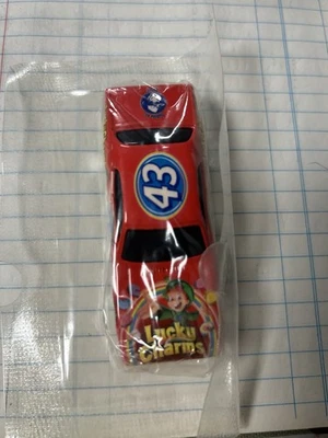 Richard Petty Tribute Lucky Charms #43 2003 coche Nascar juguete de cereal sin abrir Foto 1 de 4