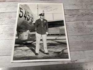 ORIGINAL VINTAGE FOTO PILOT CHUCK YEAGER & FLUGZEUG SIGNED HANDSIGNIERT - Bild 1 von 3